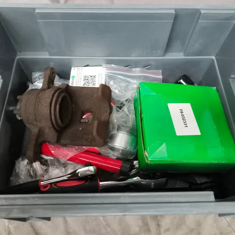 APPROXIMATELY 10 ASSORTED VEHICLE PARTS & ACCESORIES 