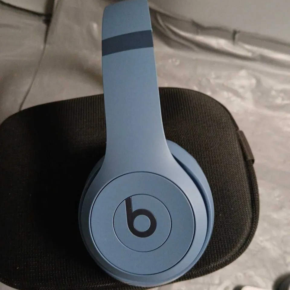 PAIR OF BEATS WIRELESS HEADPHONE IN CARRY CASE - BLUE