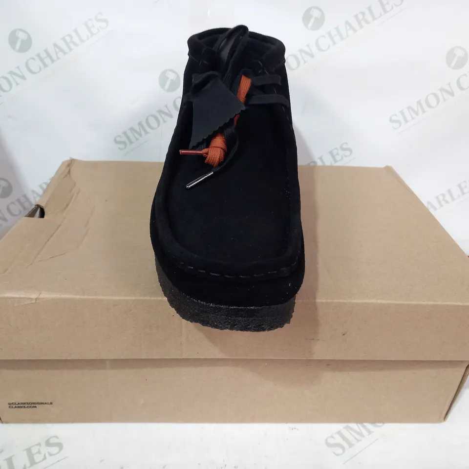 BOXED PAIR OF CLARKS WALLABEE BOOTS IN BLACK UK SIZE 11