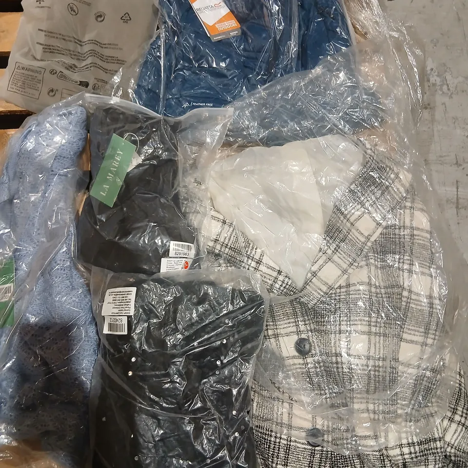 APPROXIMATELY 20 ITEMS OF ASSORTED CLOTHING AND ACCESSORIES TO INCLUDE; REGATTA AND LA MAREY