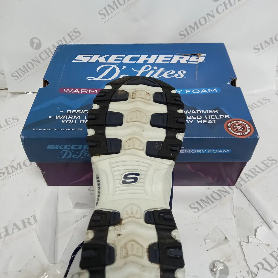 SKETCHERS D'LITES SATIN COLLAR LACE UP BOOT SIZE 6