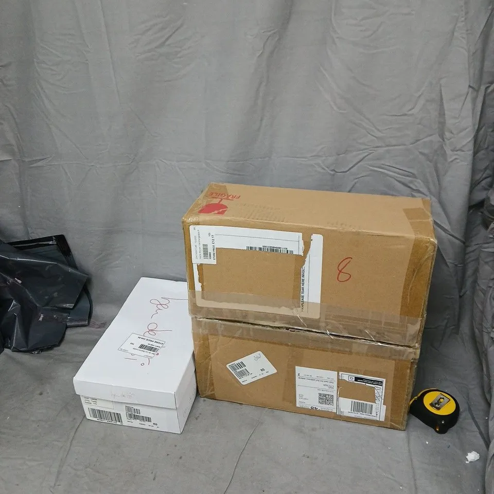 ASSORTED JACKETS AND OUTERWEAR IN LARGE BOX – APPROXIMATLEY 10 ITEMS AND X2 ASSORTED GARDEN ITEMS. BOXES NOT CHECKED