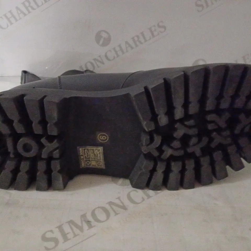 BOXED PAIR OF KOI WOMEN'S ORSON SWITCH CHELSEA BOOTS SIZE 9
