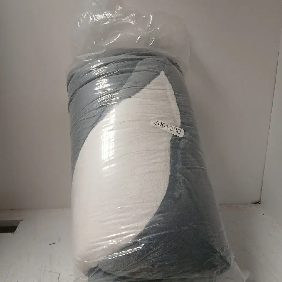 BAGGED GREY/WHITE QUILT - 230CM X 200CM 