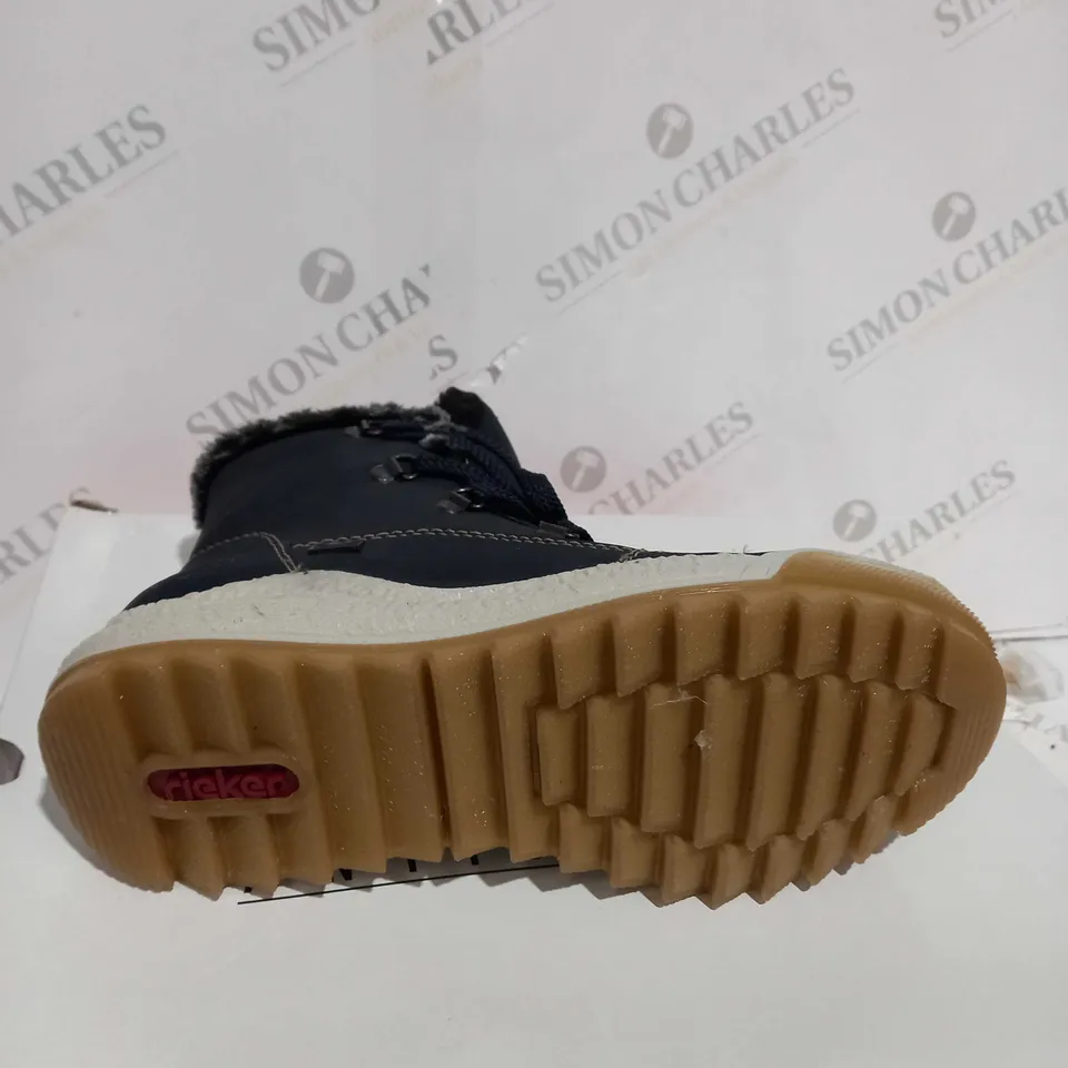 BOXED PAIR OF RIEKER WATER RESISTANT WARM HIKING BOOTS, NAVY - SIZE 5