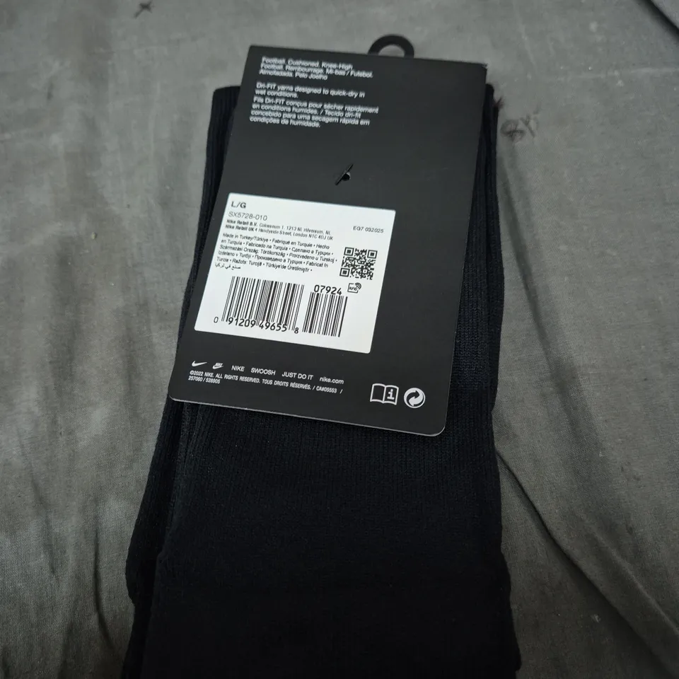 1 PAIR OF NIKE CLASSIC FOOTBALL KNEE-HIGH SOCKS – DRI-FIT, BLACK UK 8-11