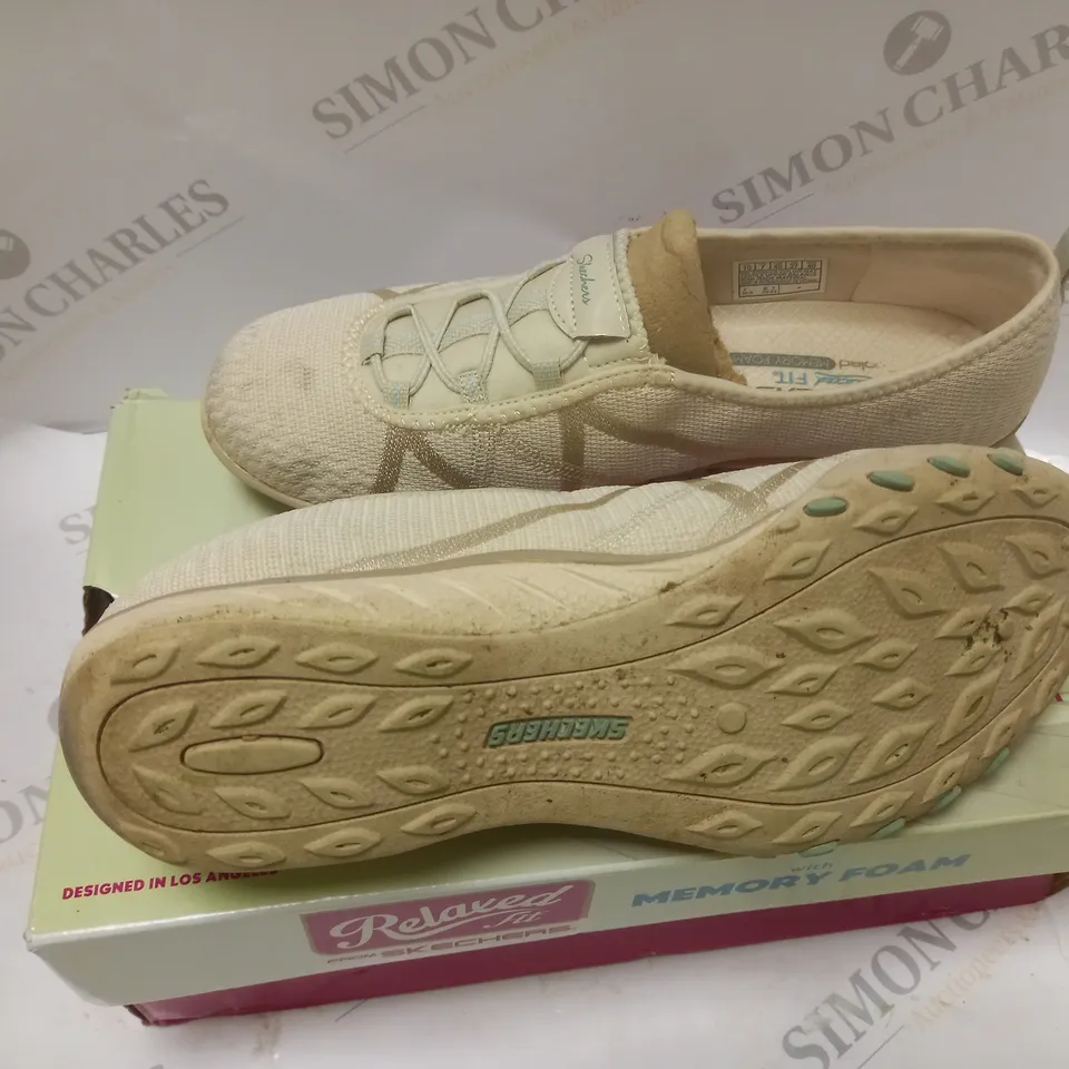 BOXED SKETCHERS RELAXED FIT CREAM - SIZE 7