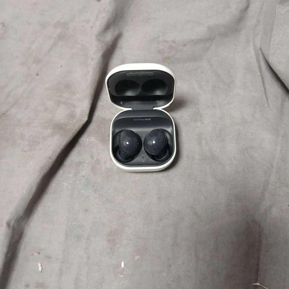 SAMSUNG WIRELESS EARBUDS WITH WHITE CHARGING CASE – AKG SOUND