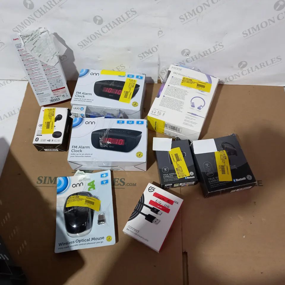 LOT OF APPROXIMATELY 10 ASSORTED ELECTRICAL ITEMS TO INCLUDE ONN ALARM CLOCK, ONN MOUSE, MIXX HEADPHONES ETC