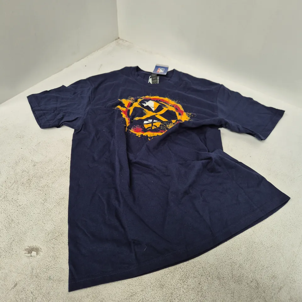 NBA GRAPHIC DENVER NUGGETS T-SHIRT – NAVY, UK M (100% COTTON)