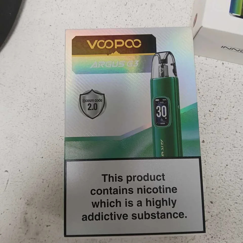 BOX OF APPROXIMATELY 35 ASSORTED E-CIGARETTES AND COMPONENTS TO INCLUDE: VOOPOO ARGUS G3 DEVICE KIT 