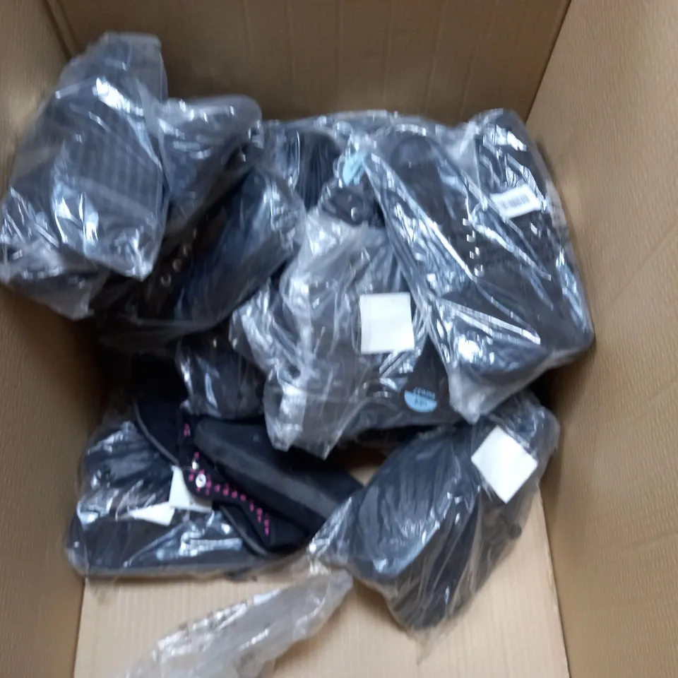 LARGE QUANTITY OF ASSORTED ITEMS TO INCLUDE MAGIC MIXIES SURPRISE TOYS, RAPOO MOUSE, THE GOOD PART BOOK, BATHROBE AND SHOES