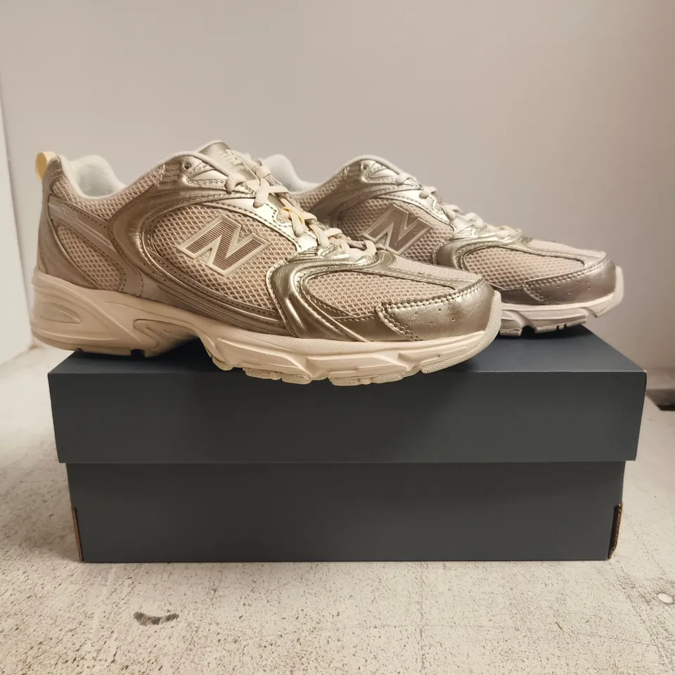BOXED PAIR OF NEW BALANCE 530 TRAINERS IN CREAM/SILVER SIZE UK 8.5