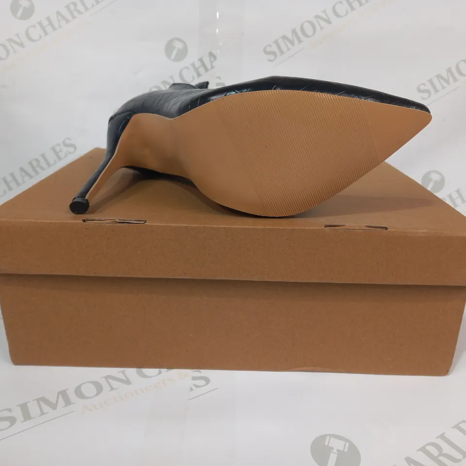 PAIR OF DESIGNER POINTED TOE STILETTO HIGH HEELS IN BLACK EU SIZE 38