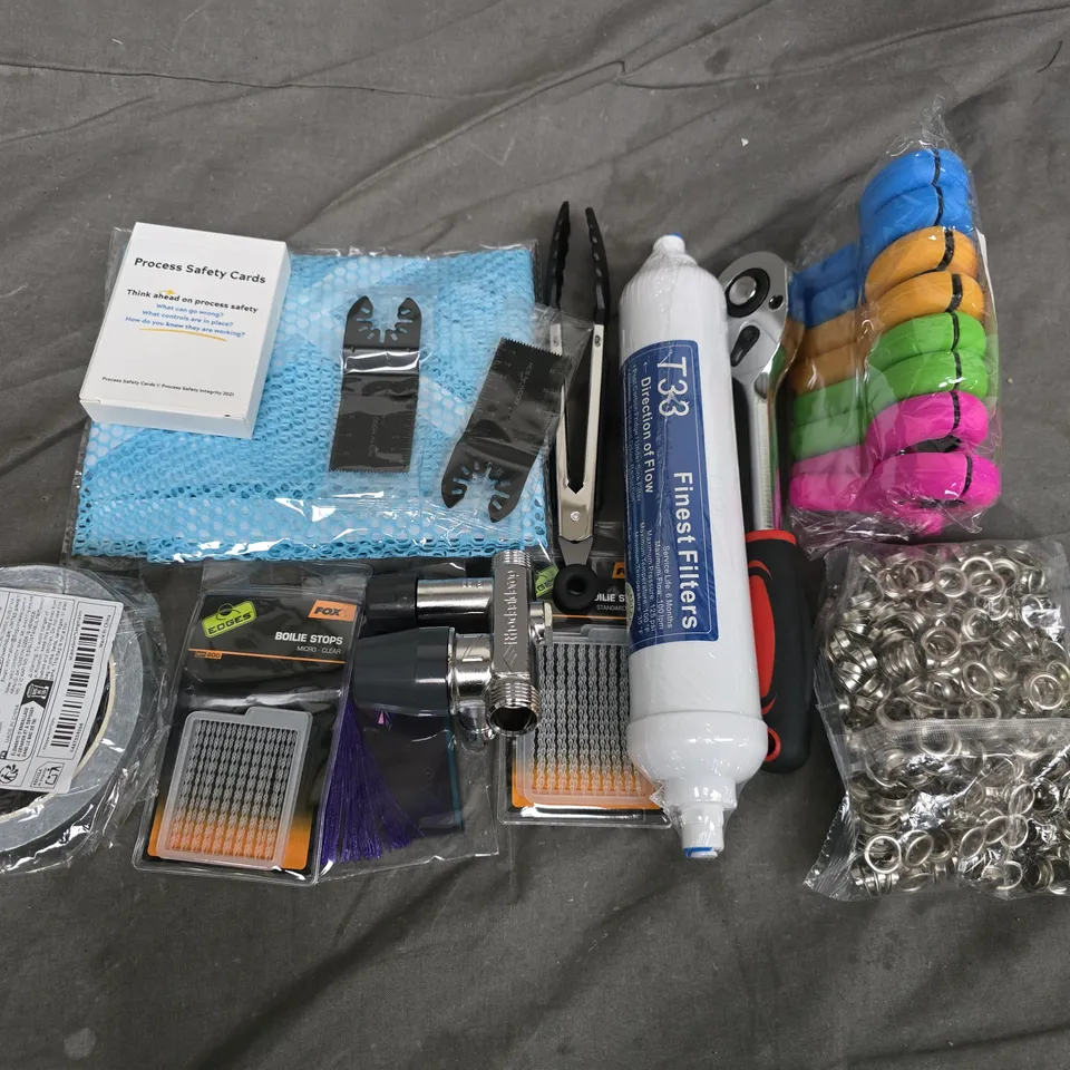 APPROXIMATELY 15 ASSORTED HOUSEHOLD ITEMS TO INCLUDE T33 UNDER SINK FILTER, SOCKET WRENCH, FOX BOILIE STOPS, ETC