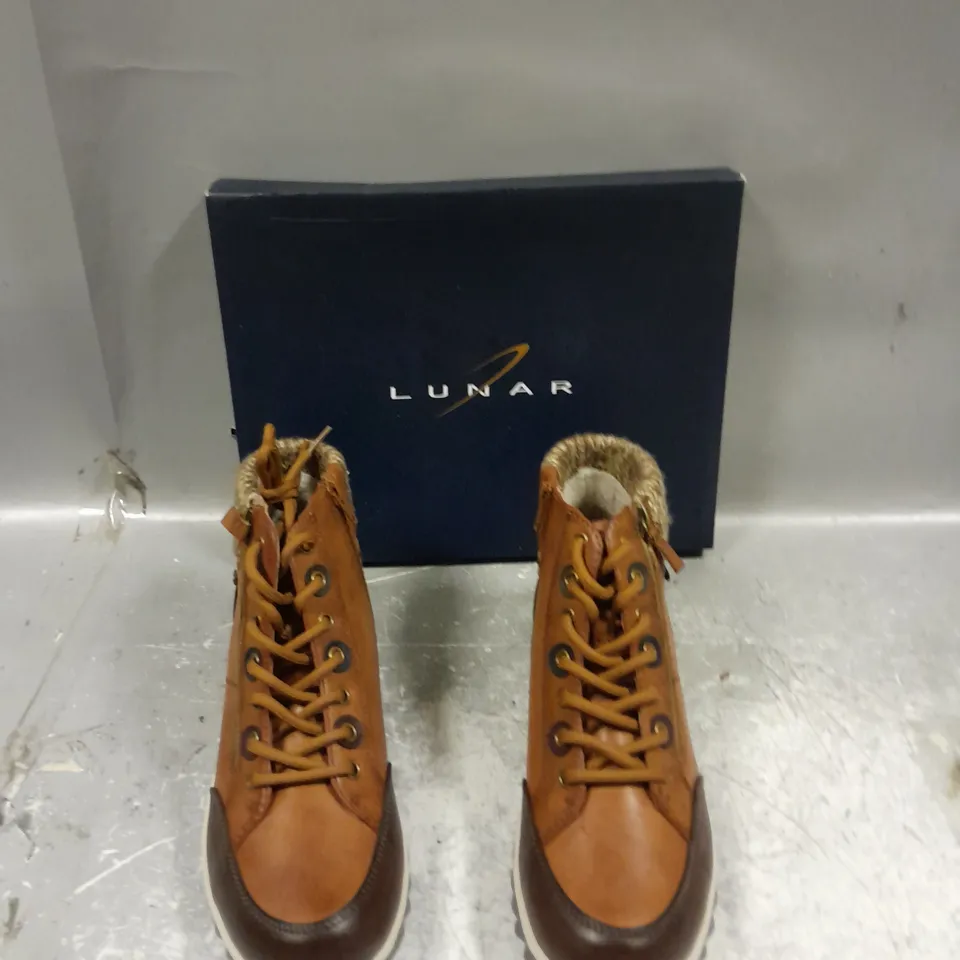 BOXED PAIR OF LUNAR DASHA BOOTS TAUPE UK 7 