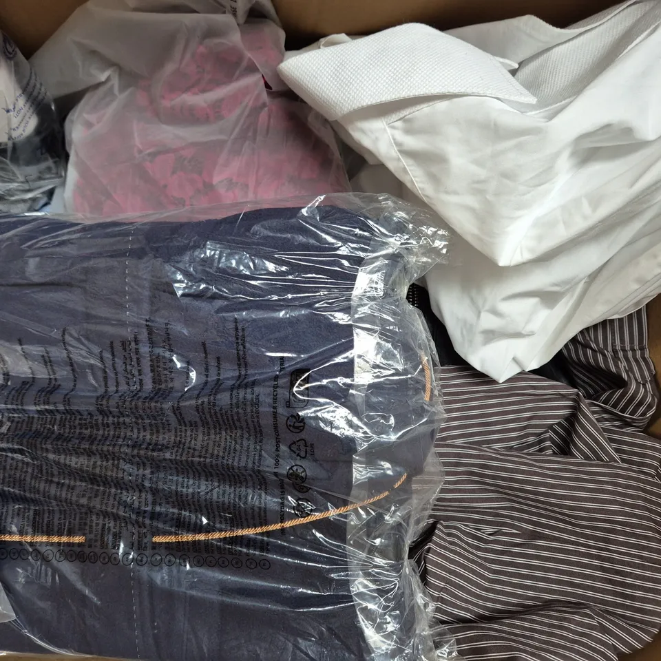 BOX OF APPROXIMATELY 20 ASSORTED CLOTHING AND FASHION ITEMS IN VARIOUS STYLES, SIZES, AND COLOURS - COLLECTION ONLY