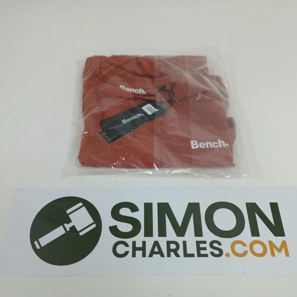 BAGGED BENCH AMBER TERRAIN CALPURN TEE - LARGE