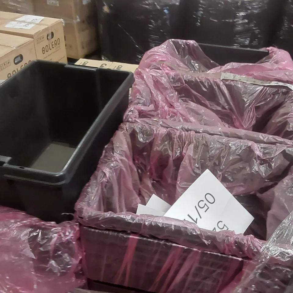 PALLET CONTAINING A VERY LARGE QUANTITY OF BRAND NEW PLASTIC CONTAINERS