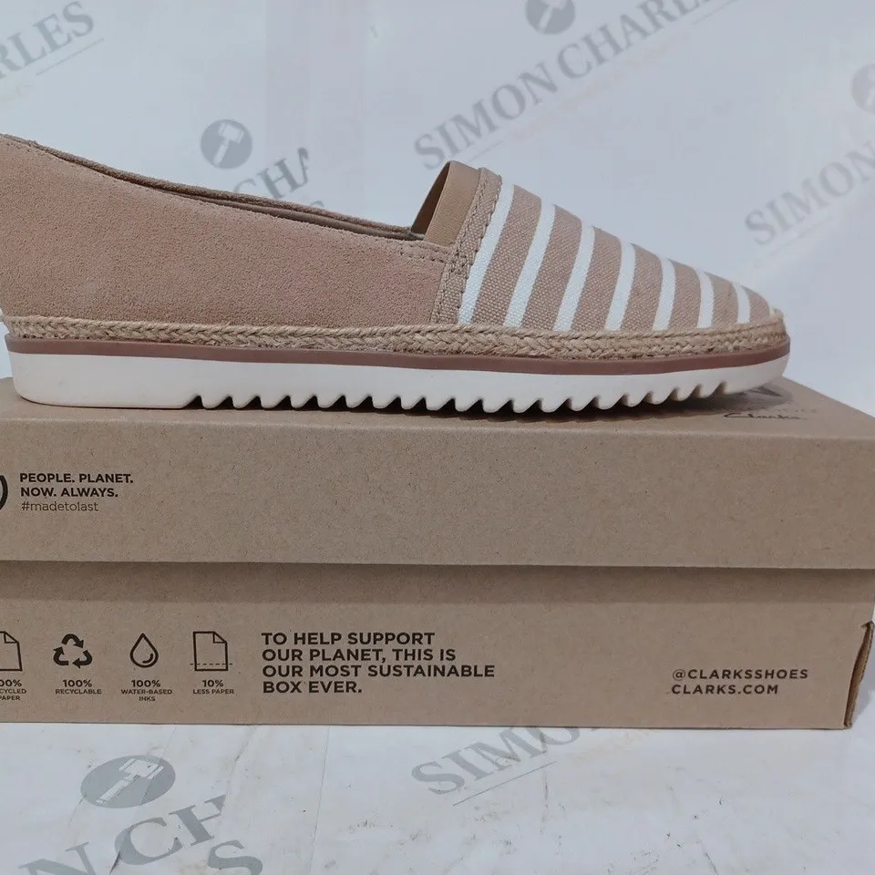 BOXED PAIR OF CLARKS SERENA PAIGE SLIP-ON SHOES IN SAND UK SIZE 4