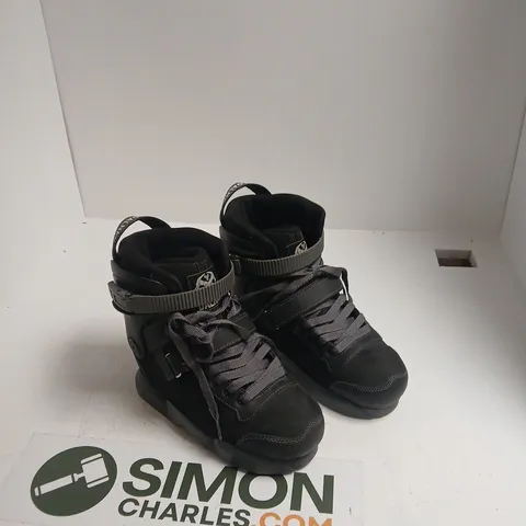 SNOWBOARD BOOTS, BLACK, PAIR UK 9