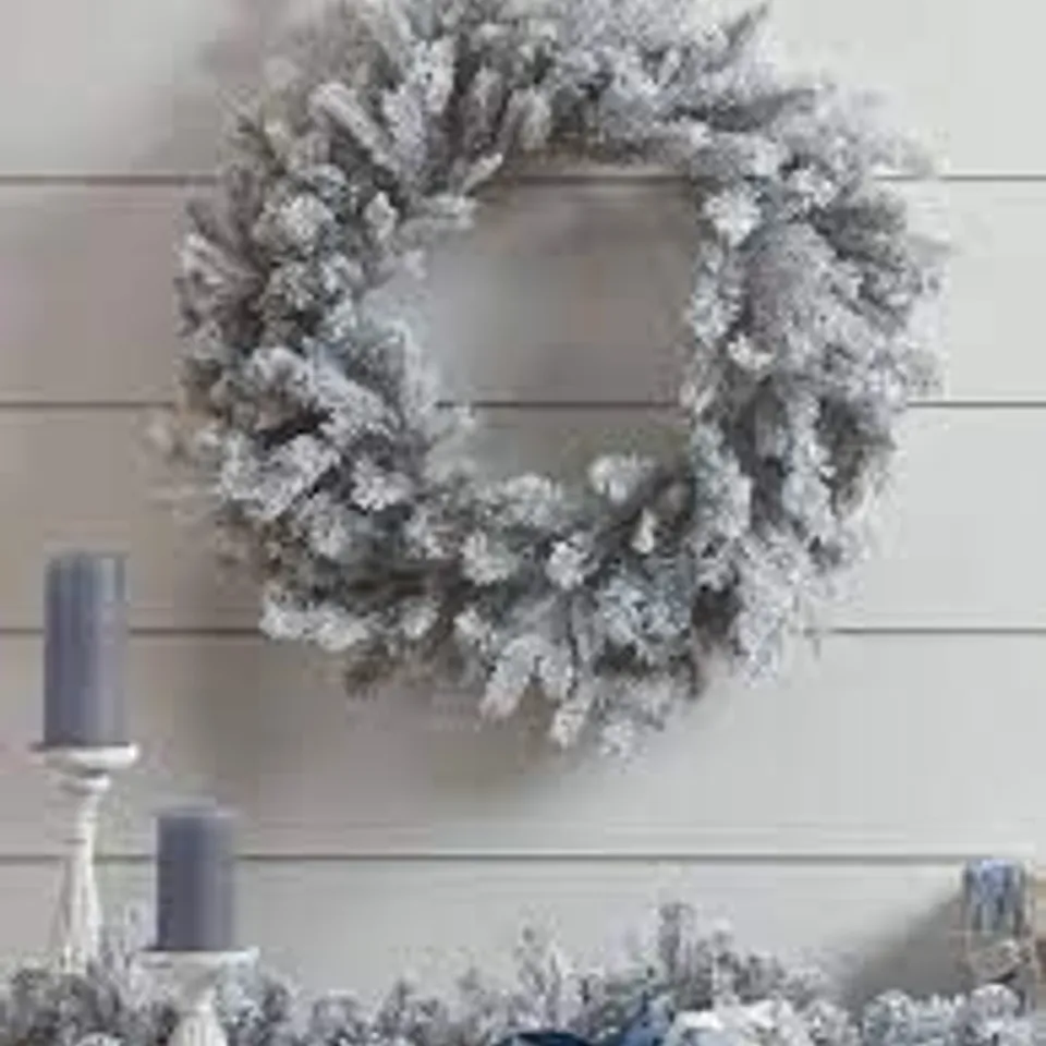 2 FROSTED 26CM FIR WREATHS 