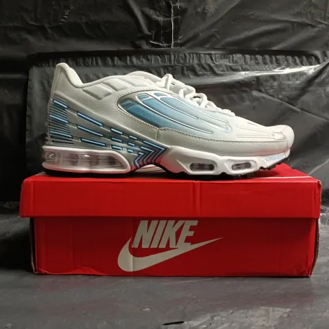 BOXED PAIR OF NIKE AIR MAX PLUS III TRAINERS IN WHITE/BLUE SIZE UK 9