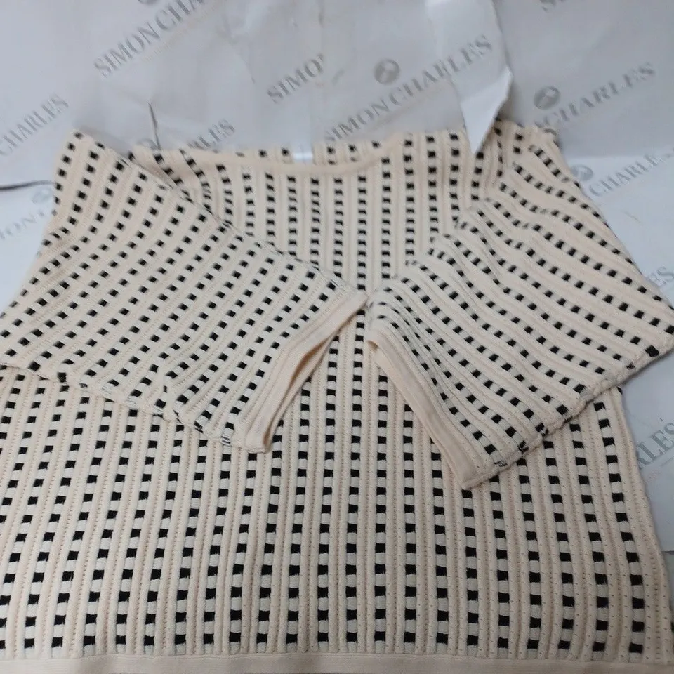 APPROXIMATELY 10 CLOTHING INCLUDING: 3 STYLES OF DIFFERENT COLOURED JUMPERS AND A MULTICOLOUR SHIRT (ALL DIFFERENT SIZES)