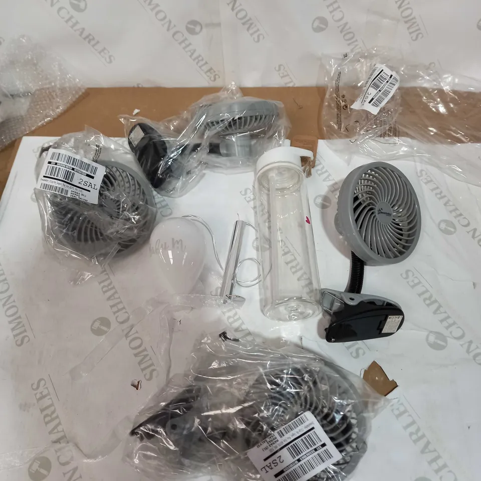 LOT OF APPROX 6 ASSORTED HOMEWARE ITEMS TO INCLUDE SMALL FANS, WATER BOTTLE AND GLASS BALLOON. RRP £40