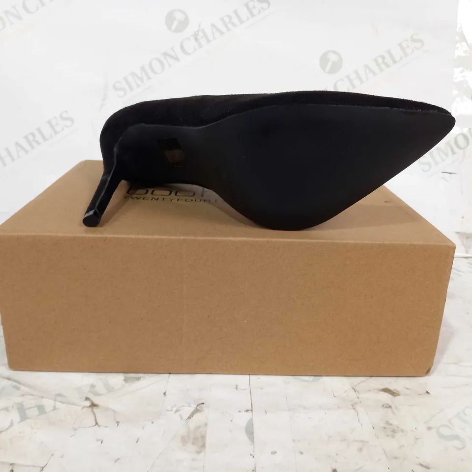 BOXED PAIR OF BOOHOO POINTED TOE SUEDE HIGH HEEL SHOES IN BLACK SIZE 8