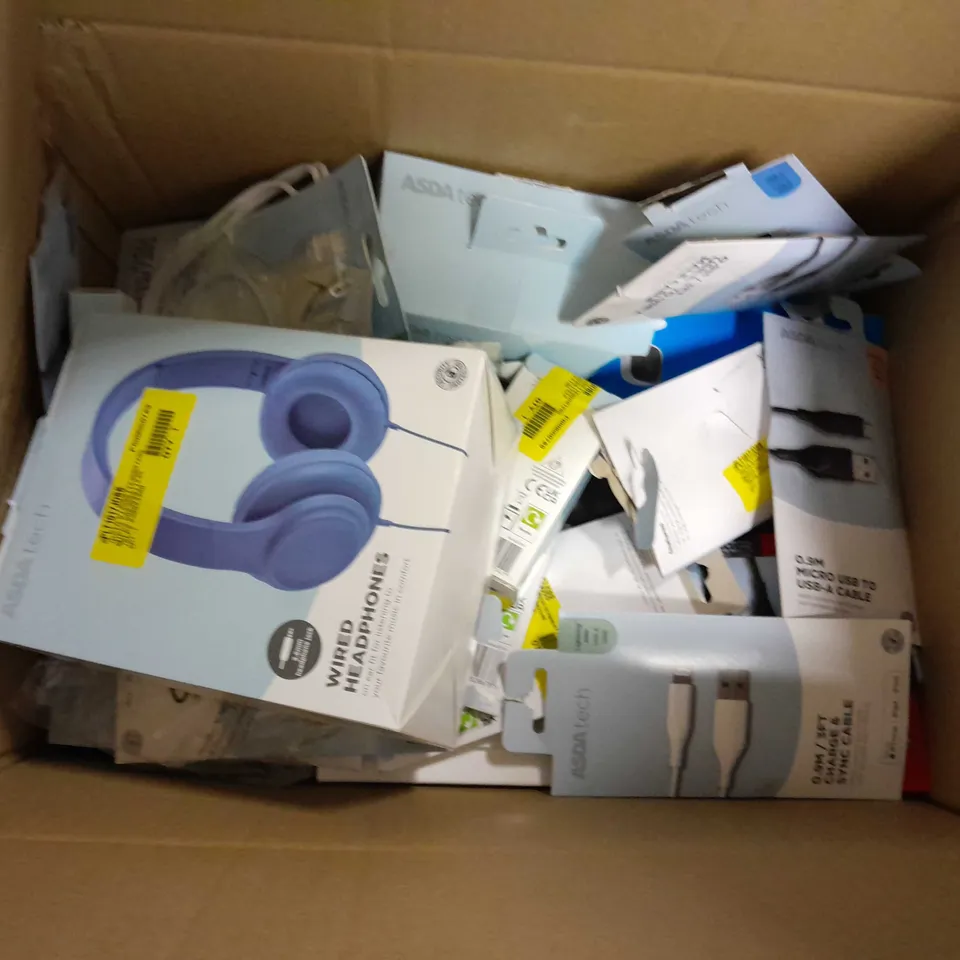 APPROXIMATELY 20 ASSORTED ELECTRICAL ITEMS TO INCLUDE MIXX STREAMQ C1, MICRO USB TO USB-C, POCKET RADIO, ETC