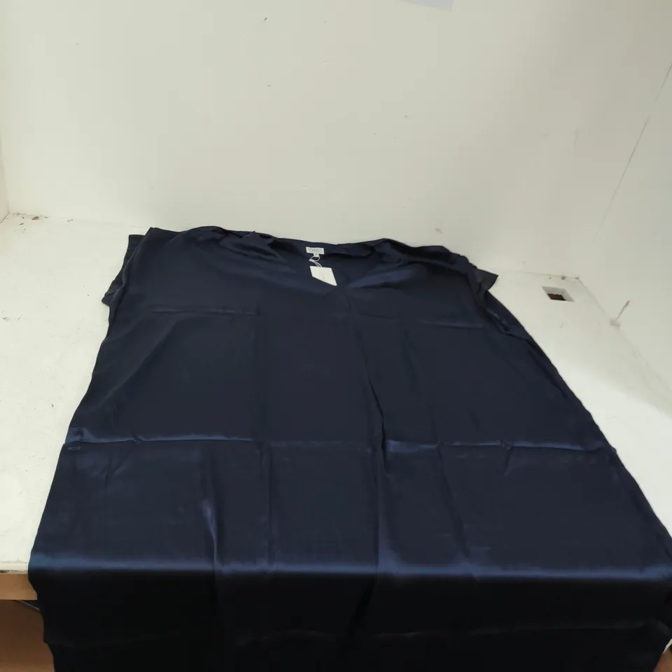 BOX OF APPROXIMATELY 30 ASSORTED ITEMS TO INCLUDE: TAMSY NIGHTGOWN