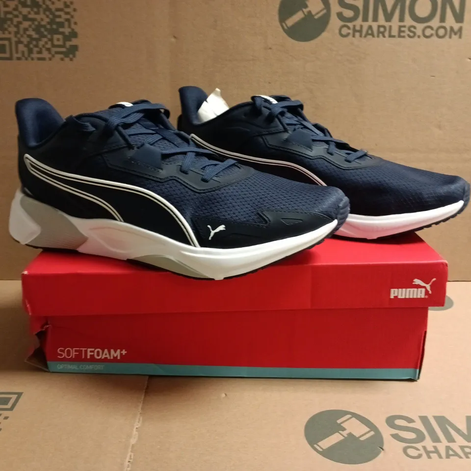BOXED PAIR OF PUMA TRAINERS IN NAVY/WHITE SIZE UK 10.5