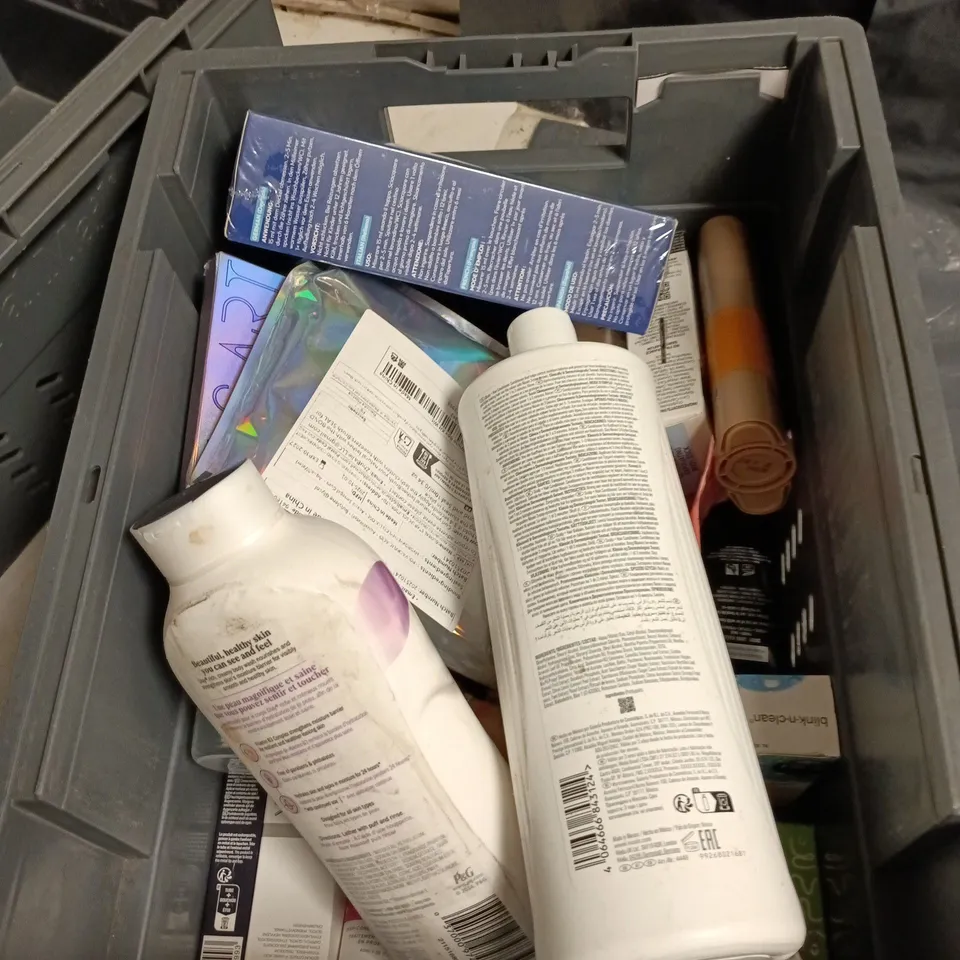 APPROXIATELY 15 ASSORTED COSMETIC ITEM INCLUDING RADOX MUSCLE SOAK, NIVEA MEN SHOWER GEL AND YARDLEY LAVENDER TALC