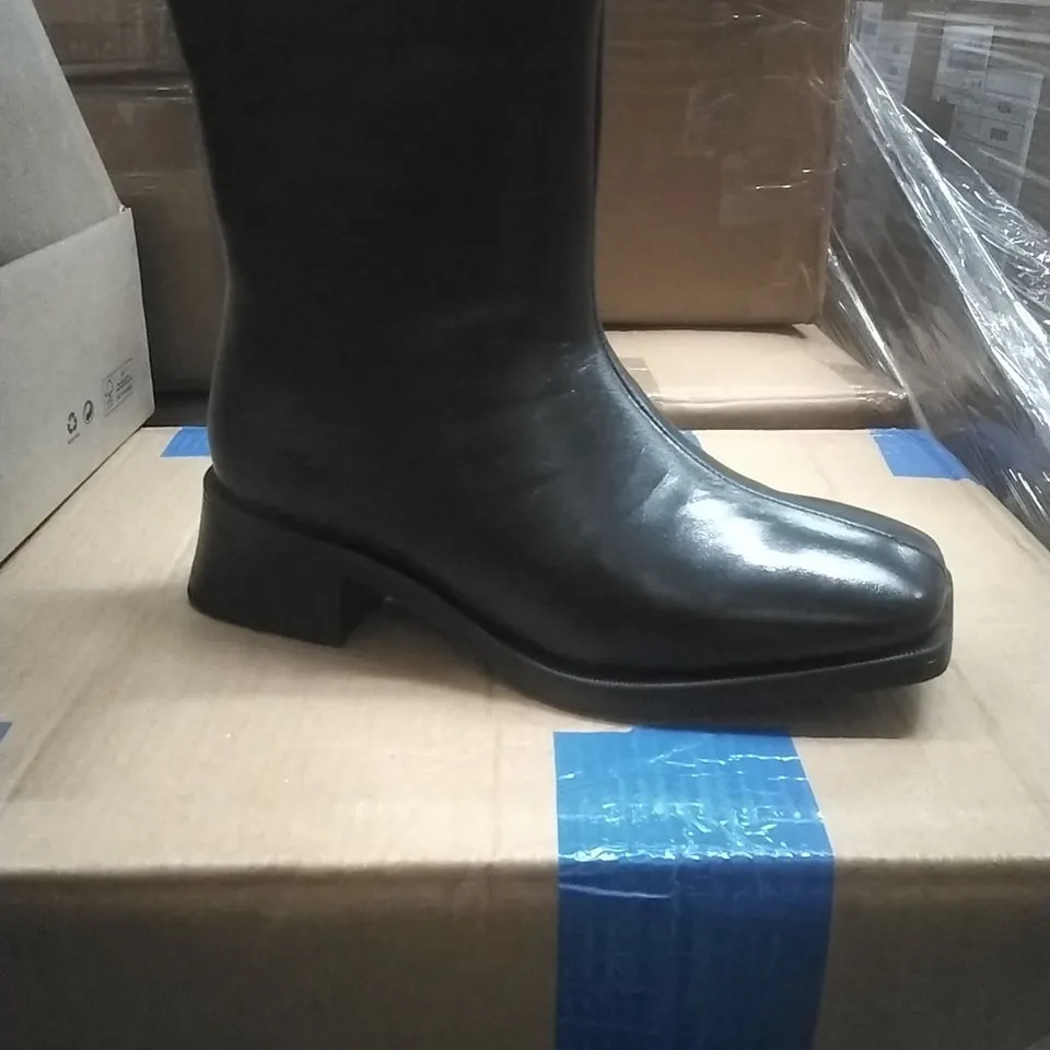 PALLET TO CONTAIN A LARGE QUANTITY OF JD WILLIAMS BLACK BOOTS