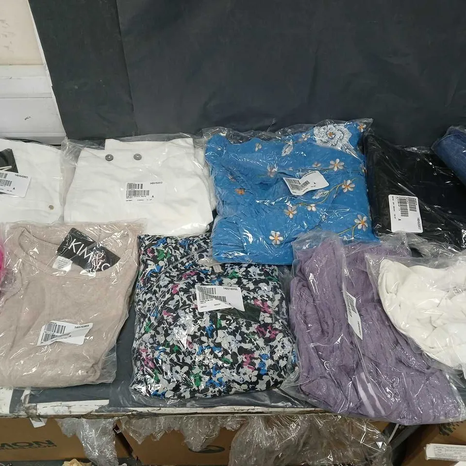 BOX OF APPROXIMATELY 15 ASSORTED CLOTHING ITEMS IN VARIOUS STYLES, COLOURS AND SIZES 