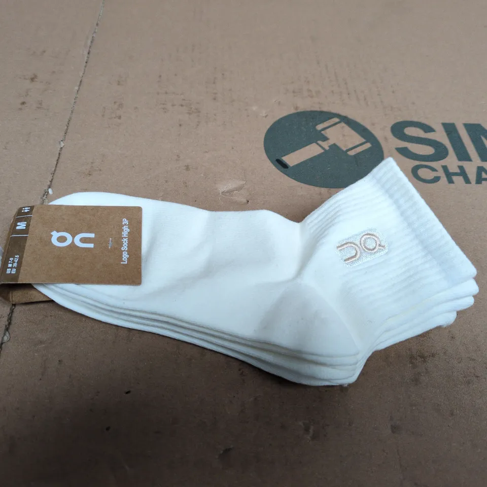 ON CLOUD SOCKS WHITE, SIZE M - 3 PACK