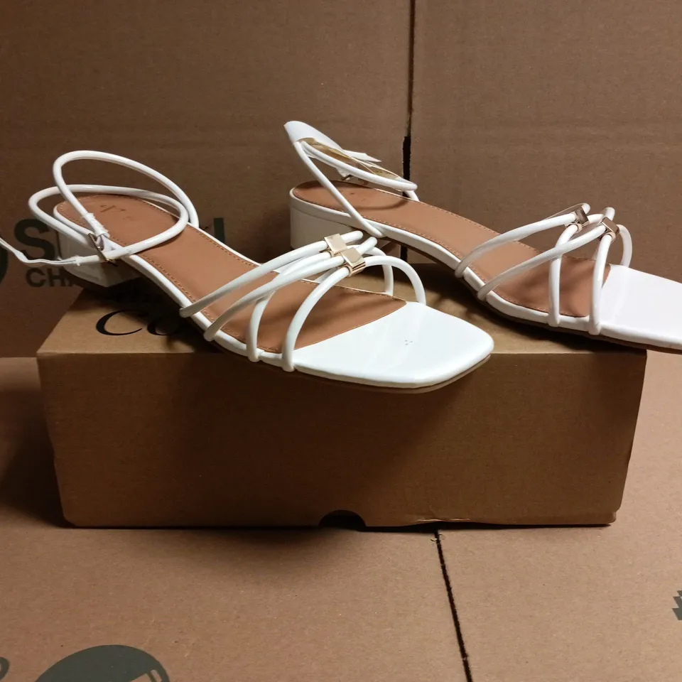 BOXED PAIR OF THE VERY COLLECTION OPEN TOE LOW BLOCK HEEL SANDALS IN WHITE SIZE 6