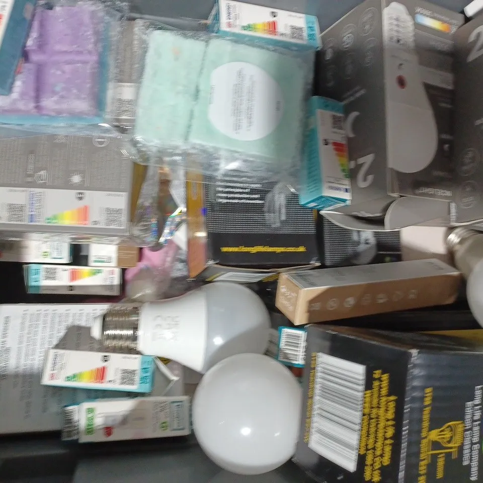 APPROXIMATELY 15 ASSORTED HOUSEHOLD ITEMS TO INCLUDE SPIRAL CANDLE, SINCELIGHT BULB, CROMPTON LED SPIRAL FILAMENT BULB, ETC