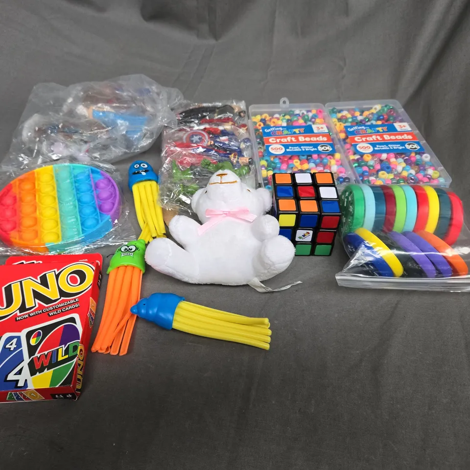 APPROXIMATELY 10 ASSORTED TOYS AND GAMES TO INCLUDE CRAFT BEADS, POPPET TOYS AND UNO