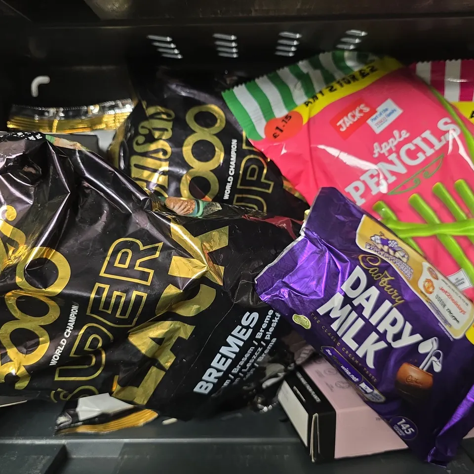 APPROXIMATELY 7 ASSORTED FOOD & DRINK ITEMS TO INCLUDE - DOUBLE DECKER , GRIND DARK ROAST COFFEE PODS ETC
