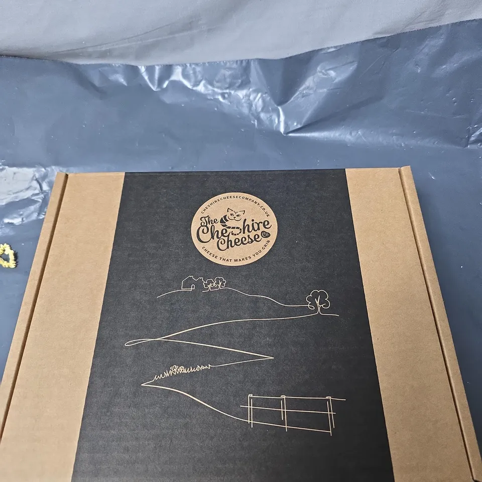 THE CHESHIRE CHEESE COMPANY GIFT BOX - ASSORTED CHESHIRE CHEESES, RED CHILLI JAM & CARAMELISED RED ONION BISCUITS