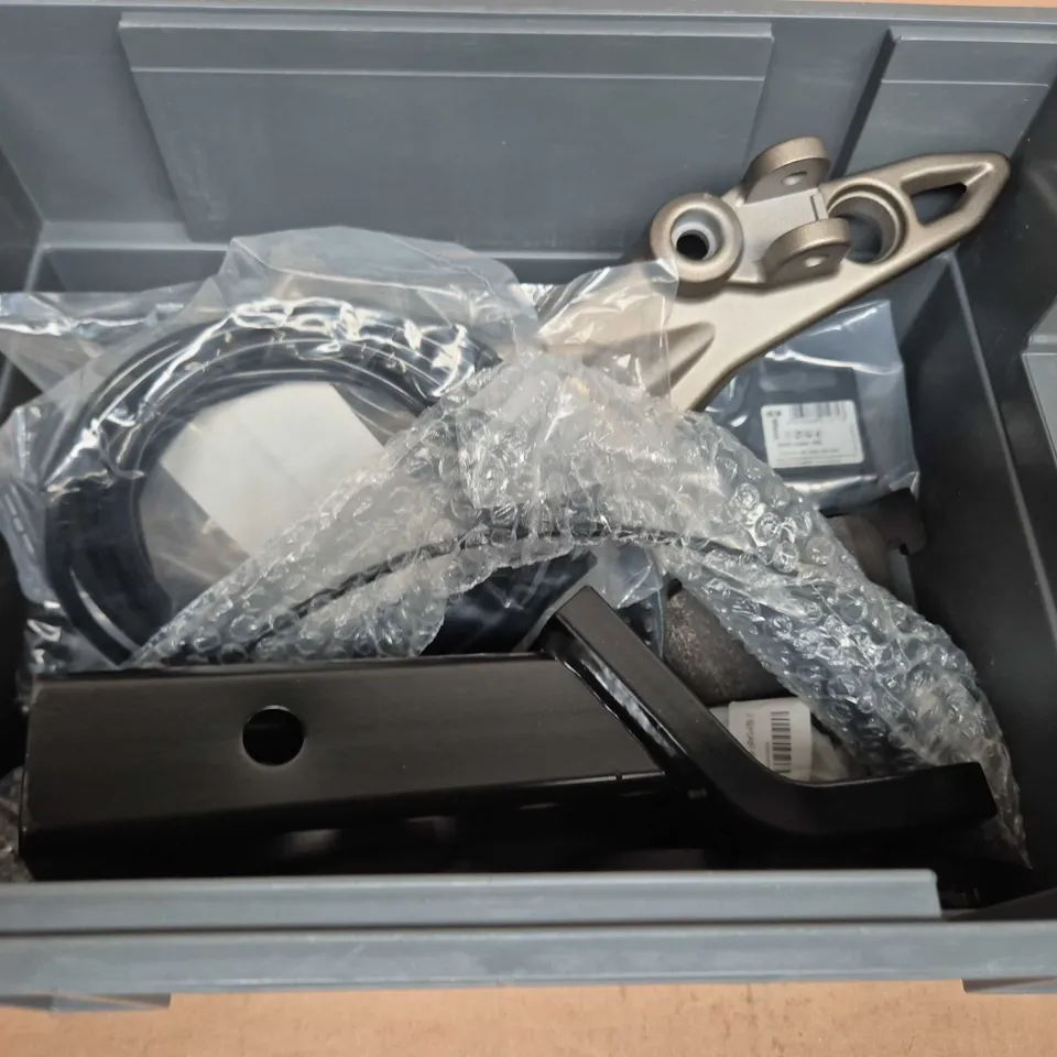 APPROXIMATELY 6 ASSORTED VEHICLE PARTS & ACCESSORIES