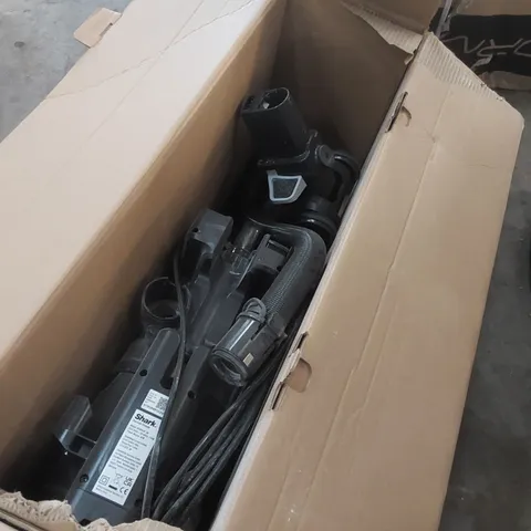 BOXED SHARK NZ690UK UPRIGHT VACUUM CLEANER 