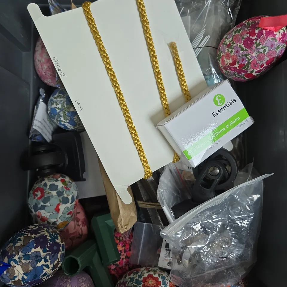 APPROXIMATELY 15 HOUSEHOLD ITEMS TO INCLUDE SPIRIT LEVEL, VIBRATION ALARM, SMART PLUG ETC 