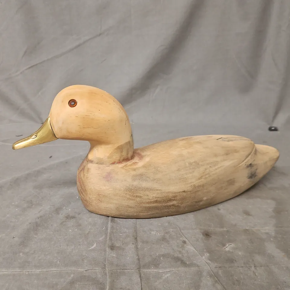 CARVED WOODEN DUCK SCULPTURE