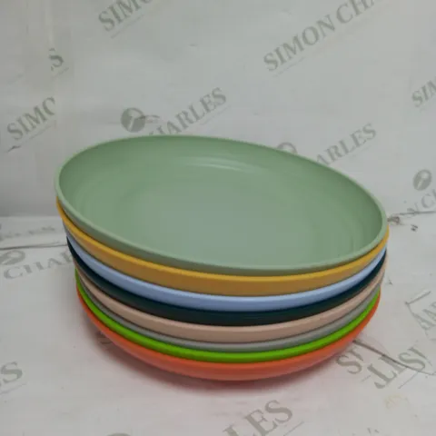 BOX OF 8 ASSORTED PLASTIC DINNER PLATES