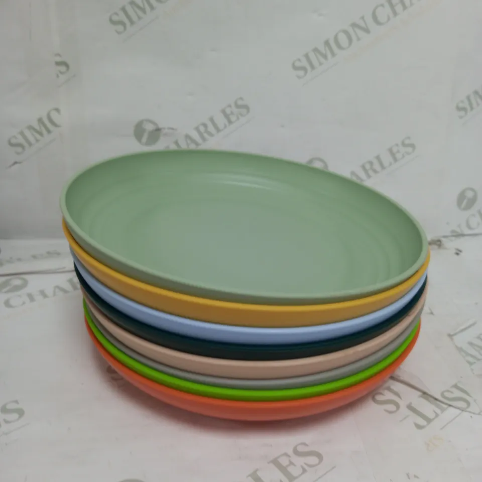 BOX OF 8 ASSORTED PLASTIC DINNER PLATES