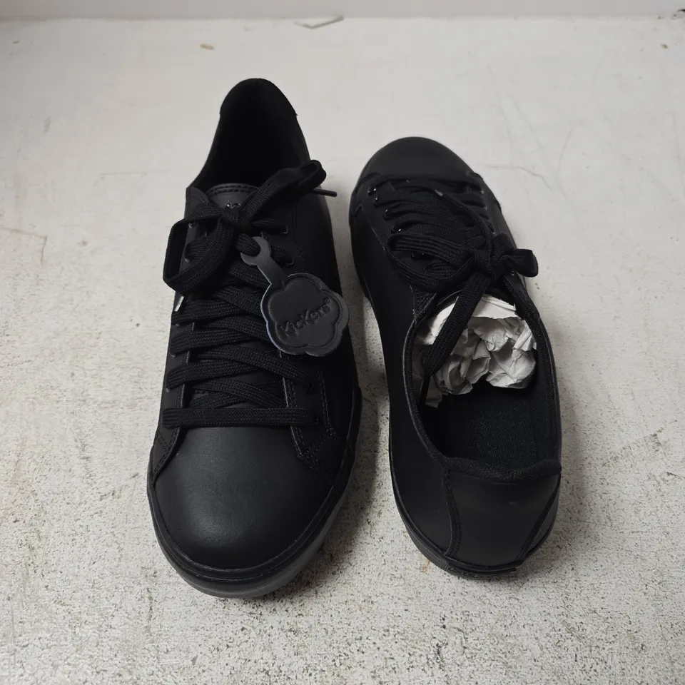 BOXED PAIR OF KICKERS TOVNI LEATHER TRAINERS IN BLACK - 42