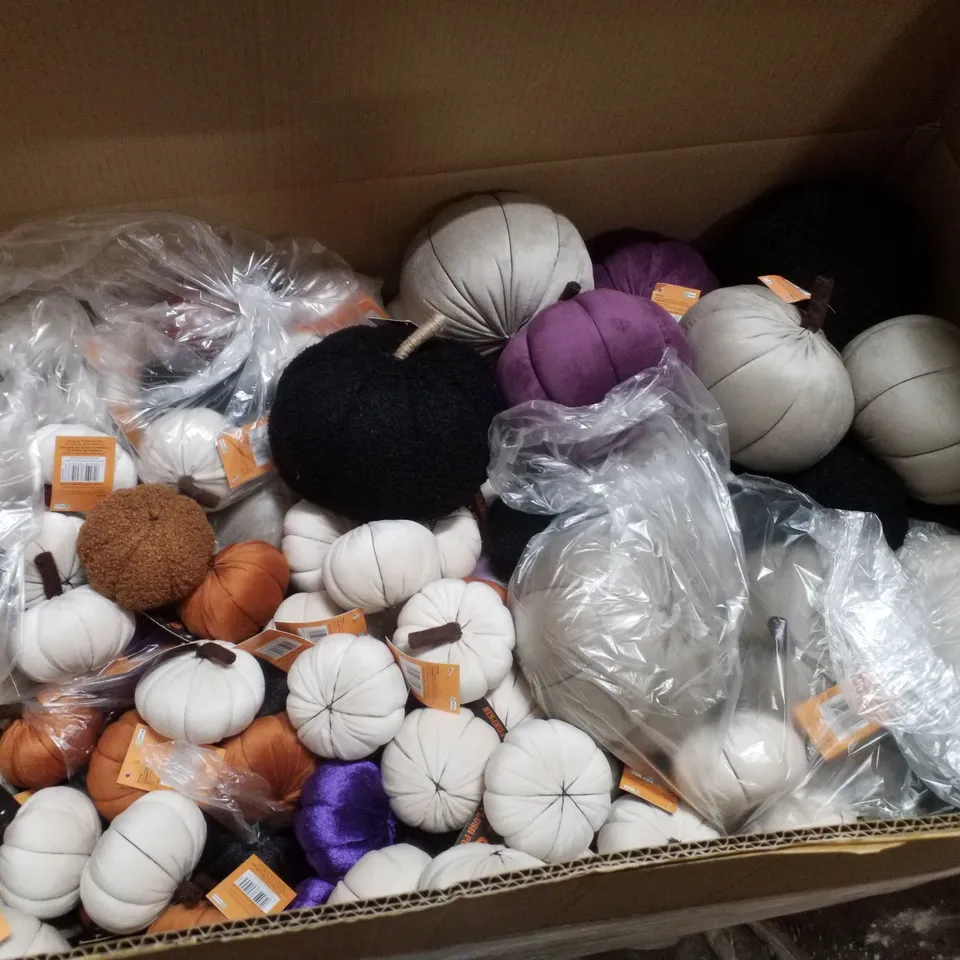 PALLET CONTAINING LARGE QUANTITY OF ASSORTED HALLOWEEN PLUSH PUMPKINS